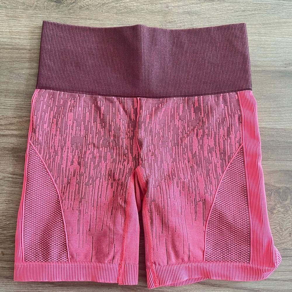 Lululemon coral sculpt short size 4